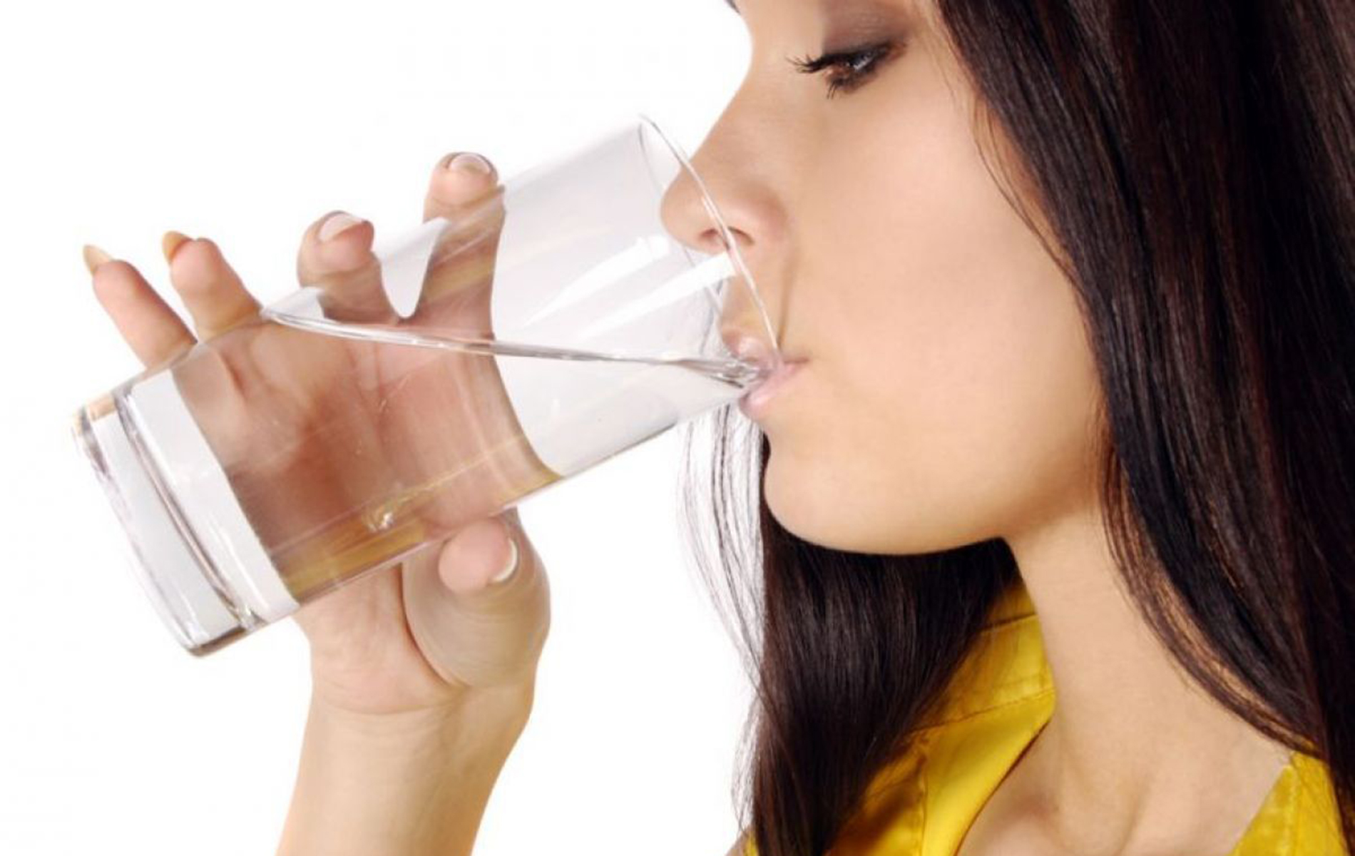 Запивать теплой водой. Девушка со стаканом воды. Девушка пьет воду. Девушка пьет стакан воды. Пьет из стакана.
