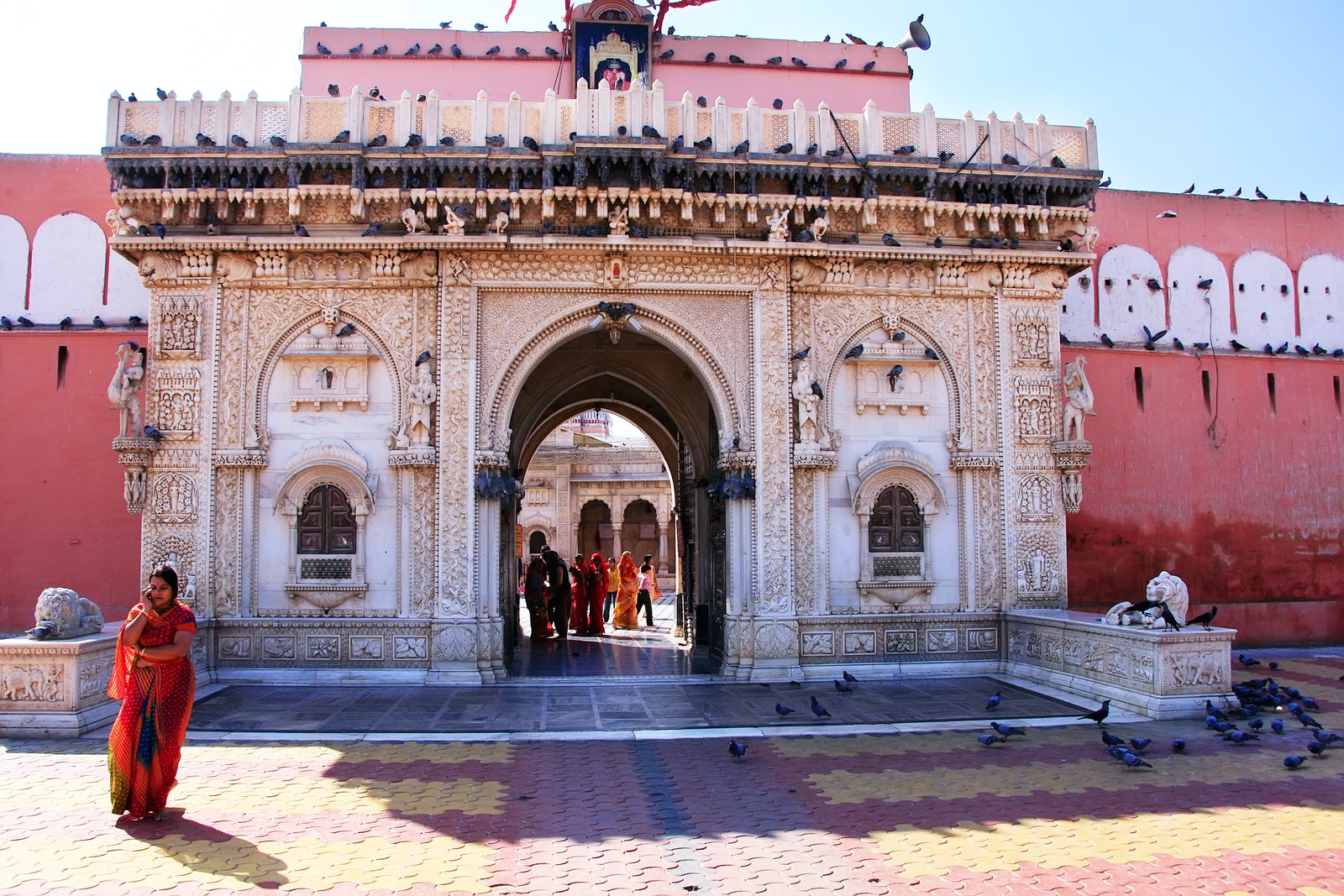 Cine a fost Karni Mata și de ce oamenii se închină la șobolani în acest templu