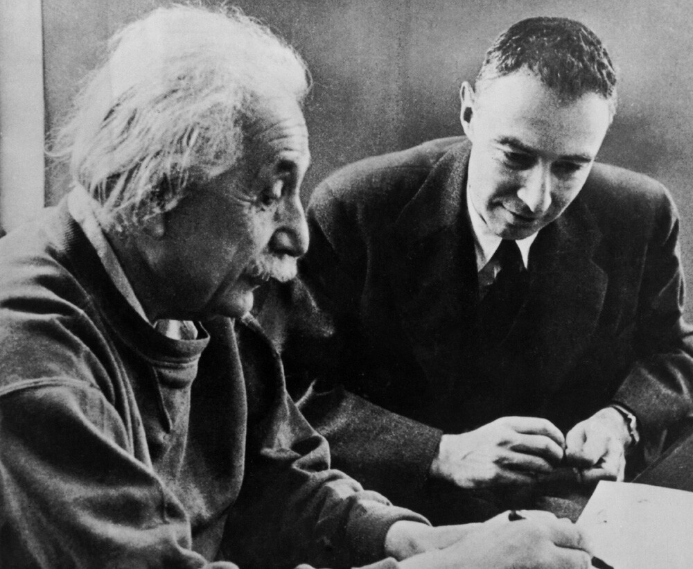 Robert Oppenheimer și Albert Einstein