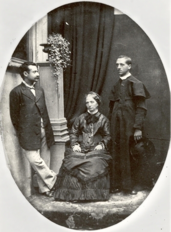Edgardo Mortara ca adult, mama sa (pe scaun) și un preot al Ordinului Augustinian