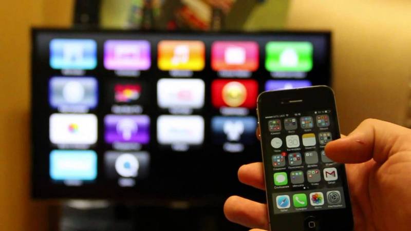 Cum se conectează laptopul sau telefonul la un Smart TV