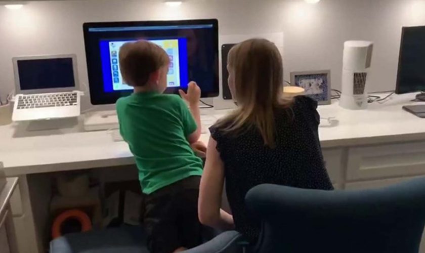 Legea promulgată de Iohannis. Părinții care beneficiază de zile libere la suspendarea sau limitarea cursurilor şcolare