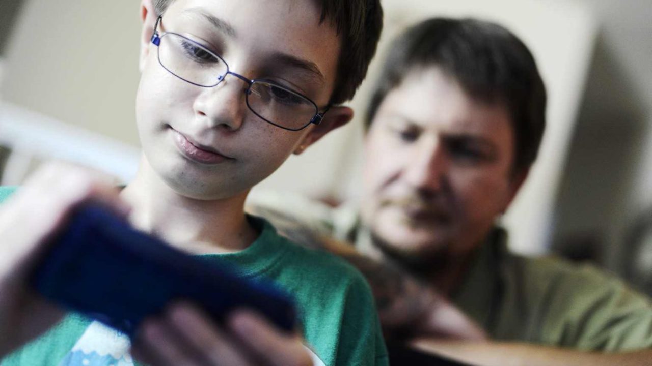 Klaus Iohannis a promulgat legea prin care părinții își pot lua zile libere