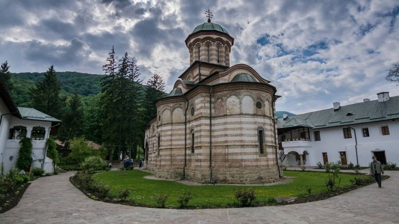 Mănăstirea Cozia, lăcașul de cult pe care Mircea cel Bătrând l-a construit, și locul în care își doarme somnul de veci