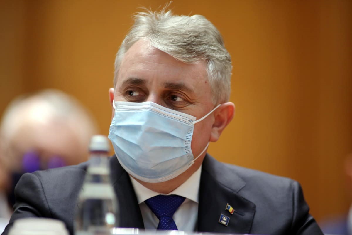 Ministrul de Interne, Lucian Bode, spune că se are în vedere ridicarea graduală a unor restricții, inclusiv cea a obligativității purtării măștii de protecție