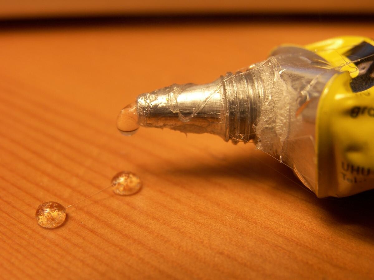 7 modalități prin care poți curăța super glue de pe mâini, plastic sau de pe haine