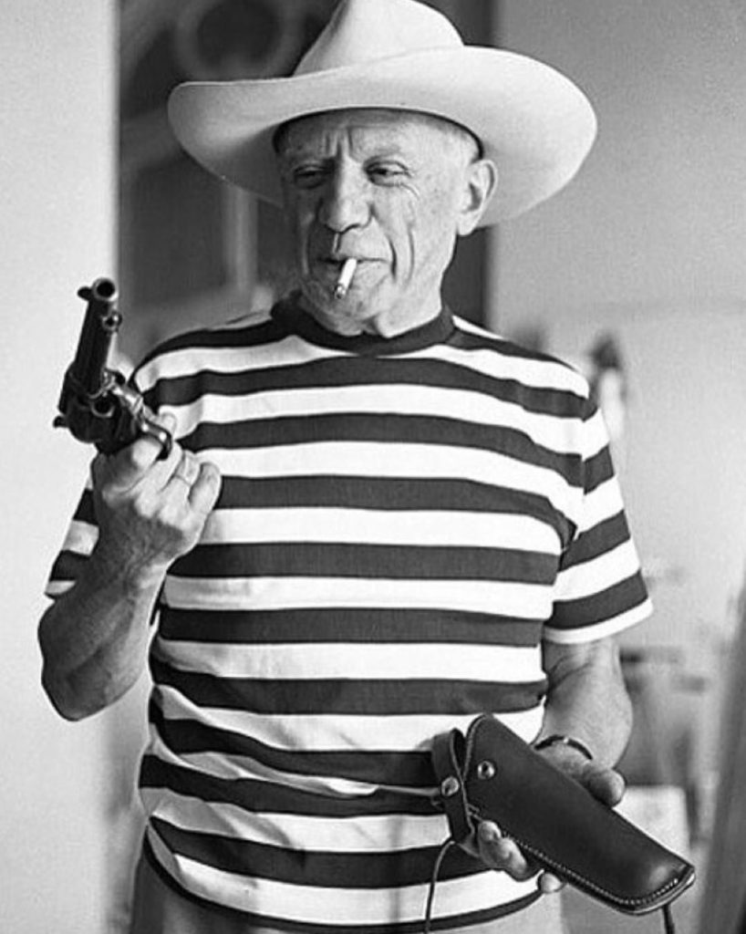 Pablo Picasso purta un revolver tot timpul după el