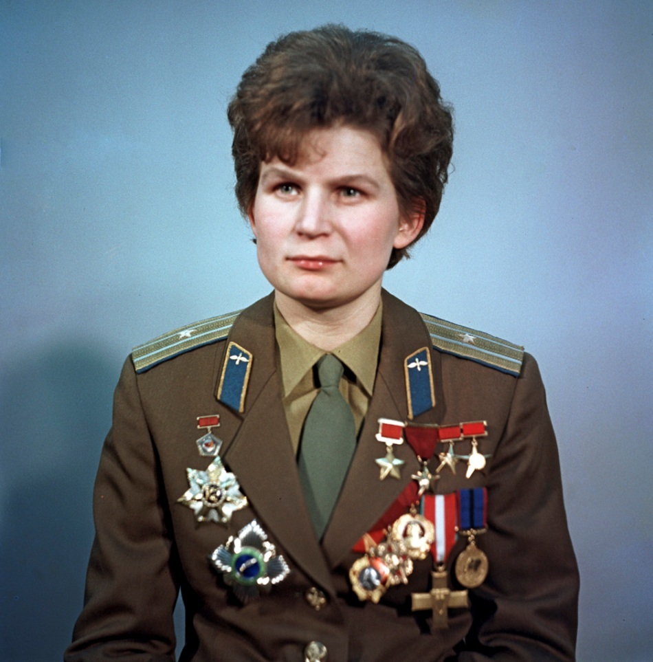 Pentru reuşita sa extraordinară, Valentina Tereşkova a primit distincţiile Erou al Uniunii Sovietice şi Ordinul Lenin