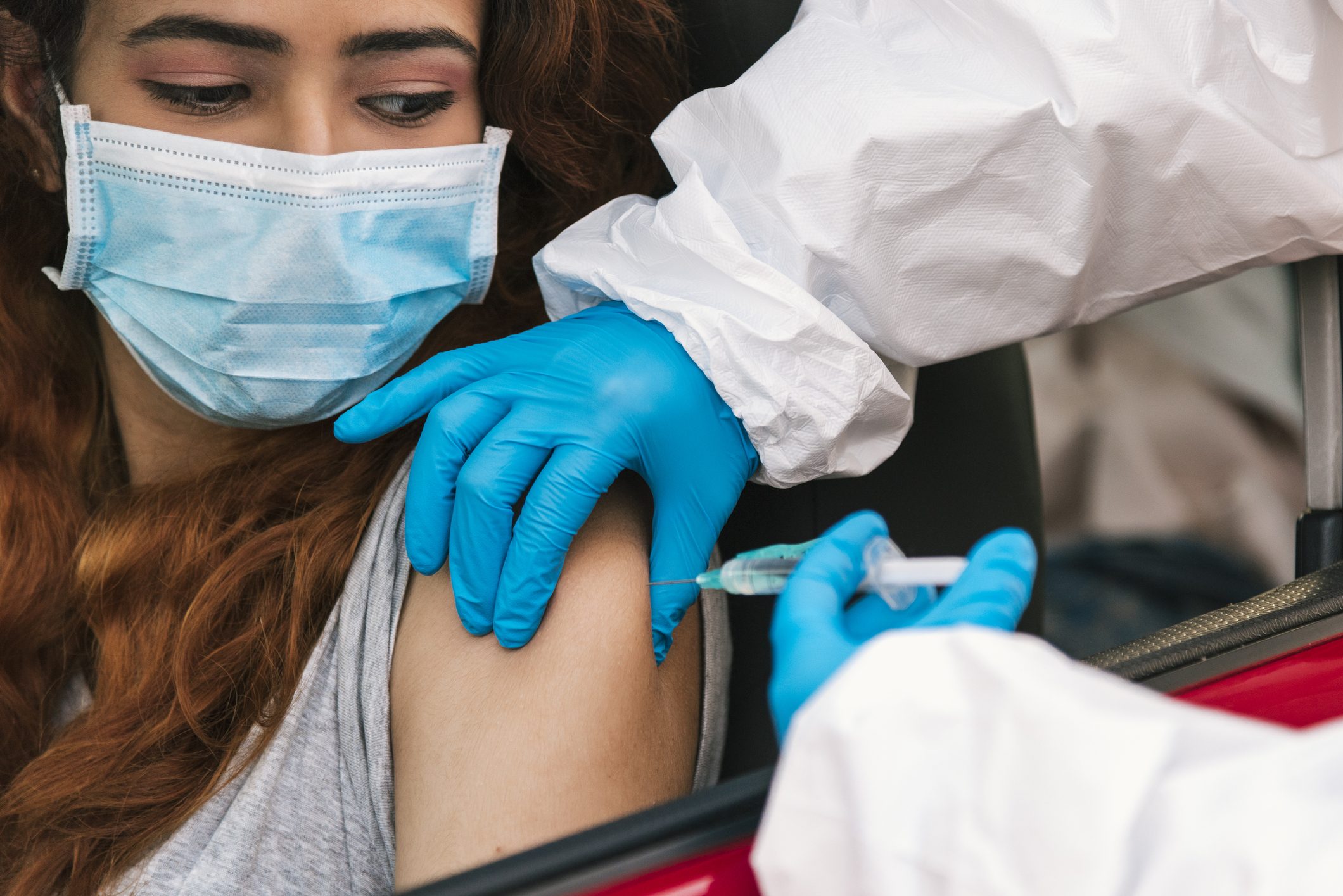 Persoanele nevaccinate din Emiratele Arabe Unite ar putea fi restricționați de la anumite servicii