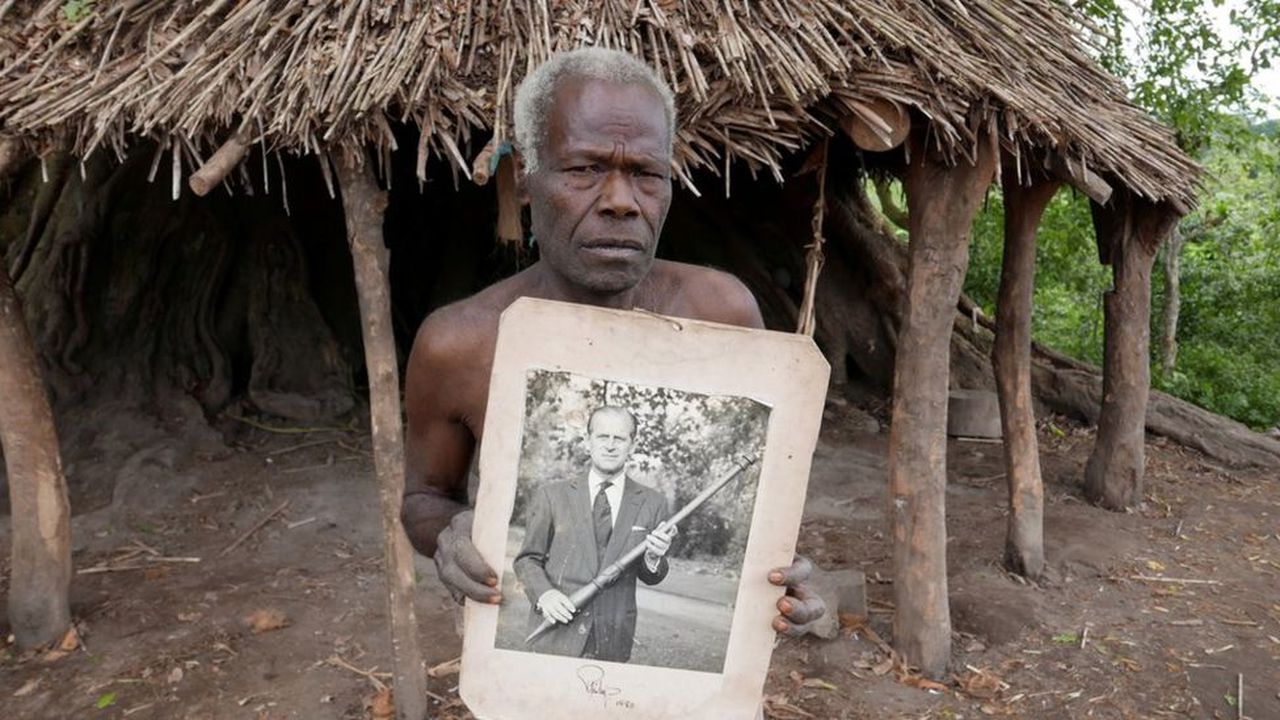 Printul Philip s-a fotografiat cu crosa primita din partea membrilor tribului