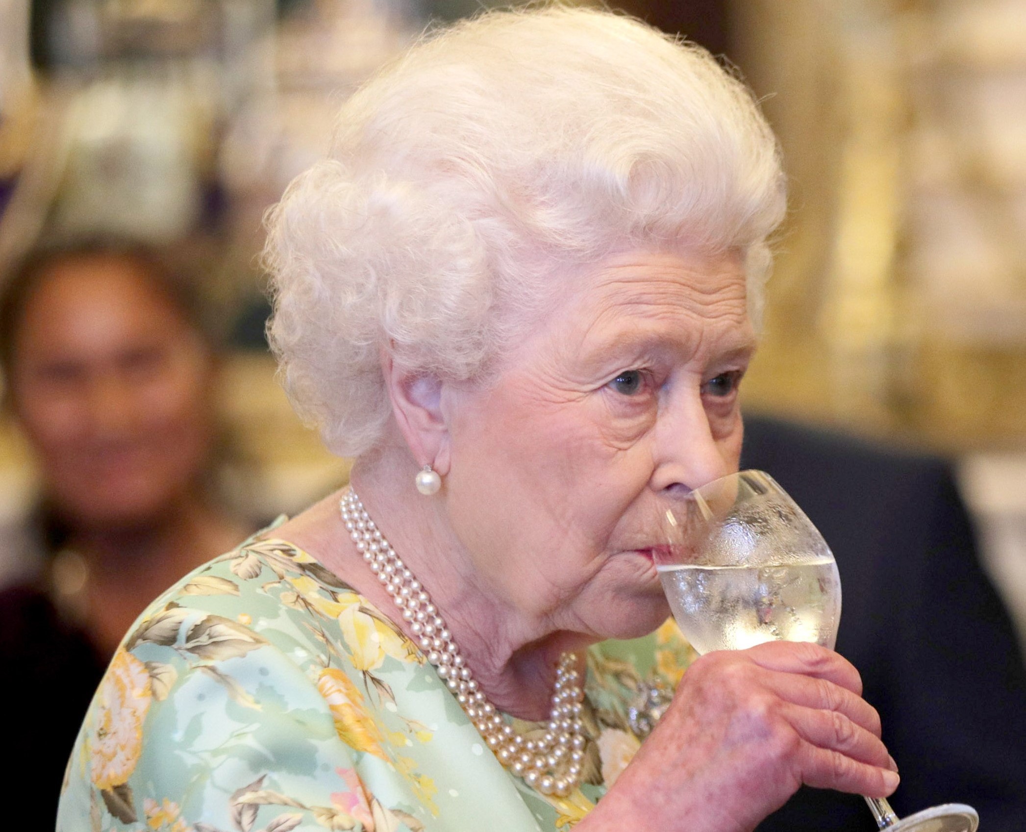 Regina Elisabeta a-II-a iubește ginul, dar și vinul