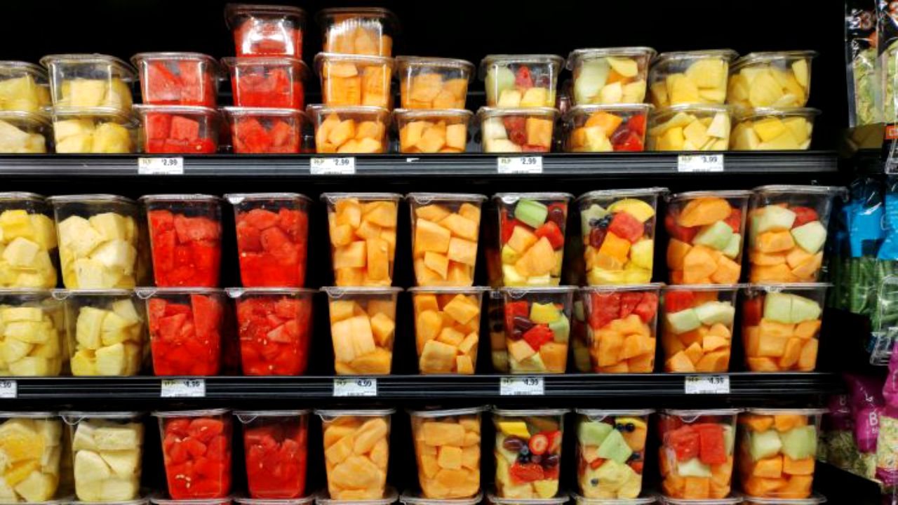 De ce nu e bine să cumperi fructe și legume tăiate. Avertismentul specialistului
