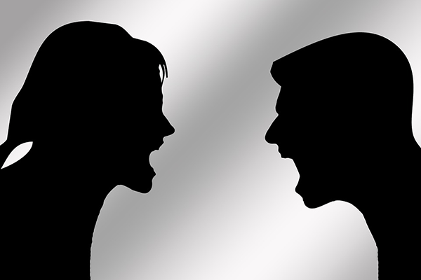 Ce înseamnă când visezi că cineva țipă la tine. Semnificația profundă a visului