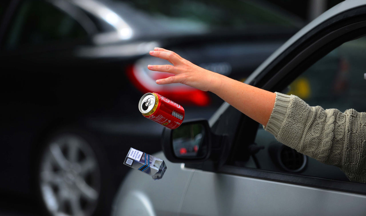 Ce amenzi sunt pentru cei care aruncă gunoiul la întâmplare în spații publice. Sancțiuni usturătoare