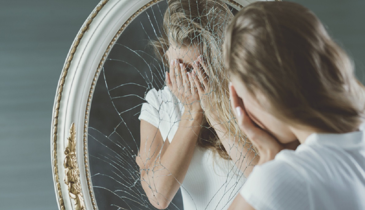 Ce e bine să faci, dacă spargi o oglindă. Metoda banală care te scapă de cei 7 ani de ghinion