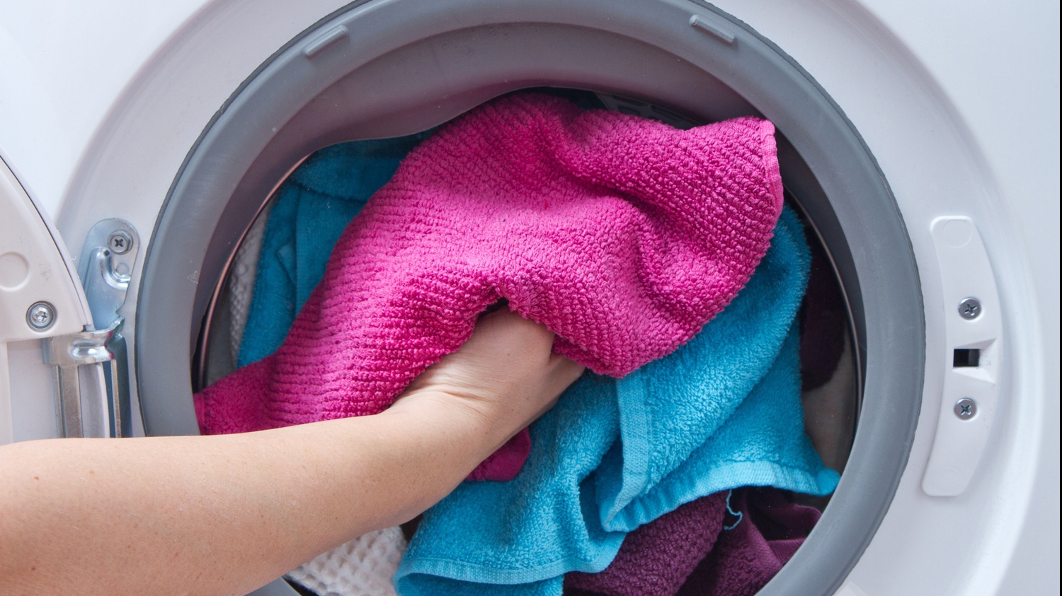 Ce se intampla de fapt daca pui otet in masina de spalat