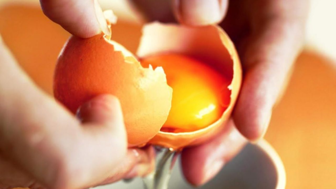 De ce e bine să pui un ou crud într-un pahar lângă cap înainte de culcare