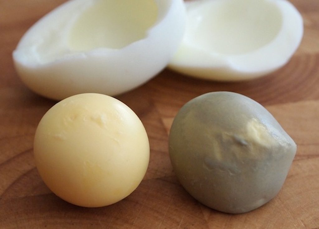 Почему яйца серые. Вареные яйца. Желток вареный. Зелёный желток у куриных яиц. Переваренный яичный желток.