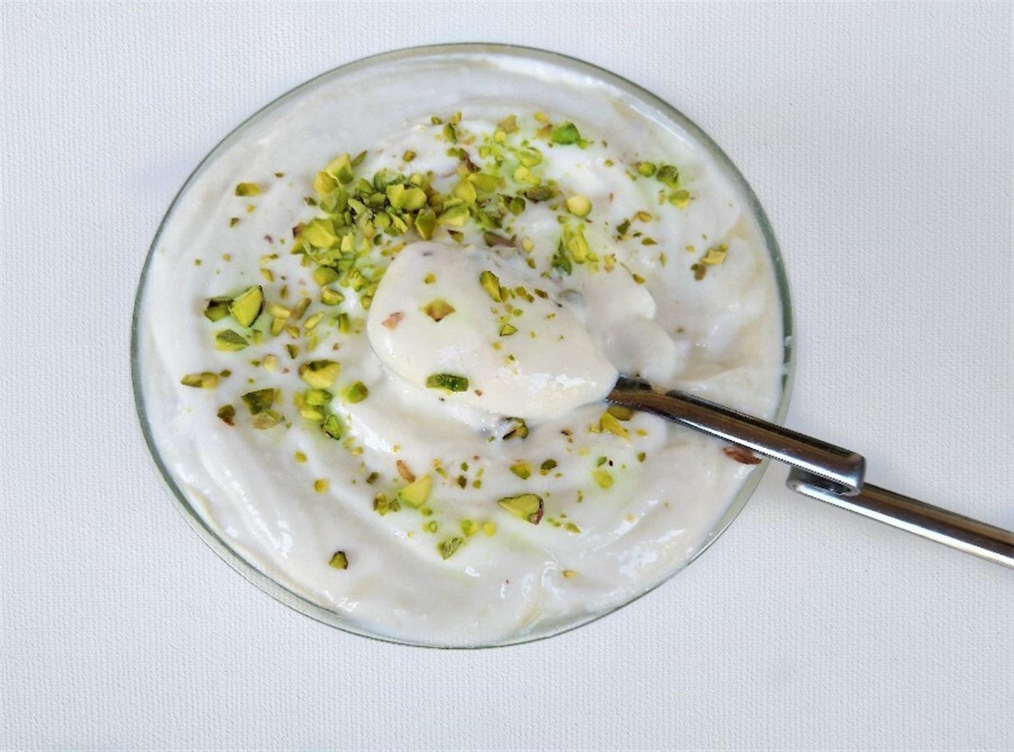 Desert libanez cu lapte, fistic si banane