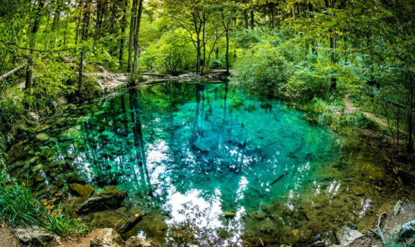Lacul Ochiul Beiului, locul incredibil din România. Apa din acest lac nu îngheață niciodată