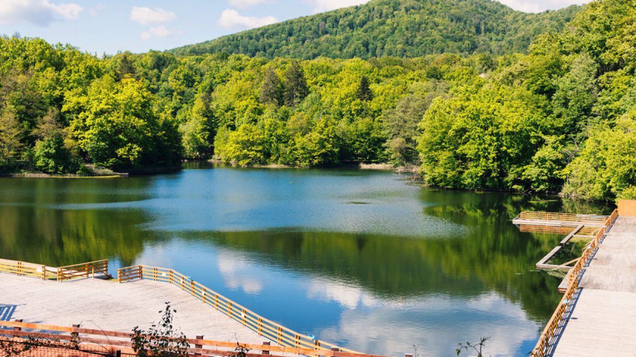 Lacul Ursul, supranumit și Marea Moartă a Transilvaniei. De ce poartă acest nume și ce îl face unic în România