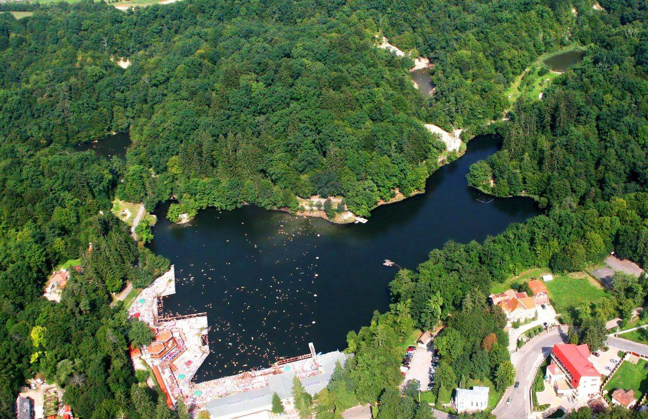 Lacul Ursu are forma unei blăni de urs desfăşurate