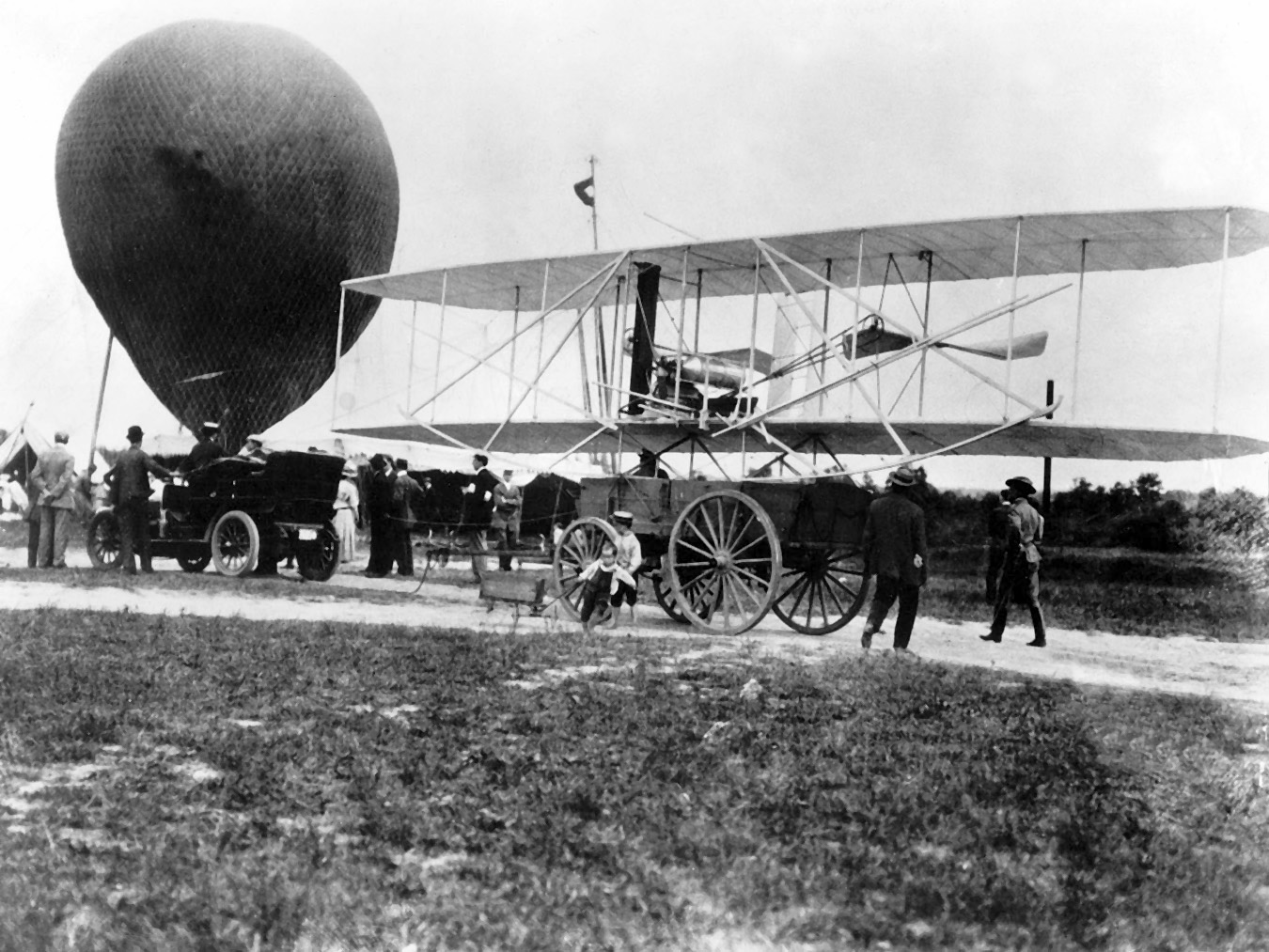 Primul zbor cu avionul a fost realizat de Frații Wright