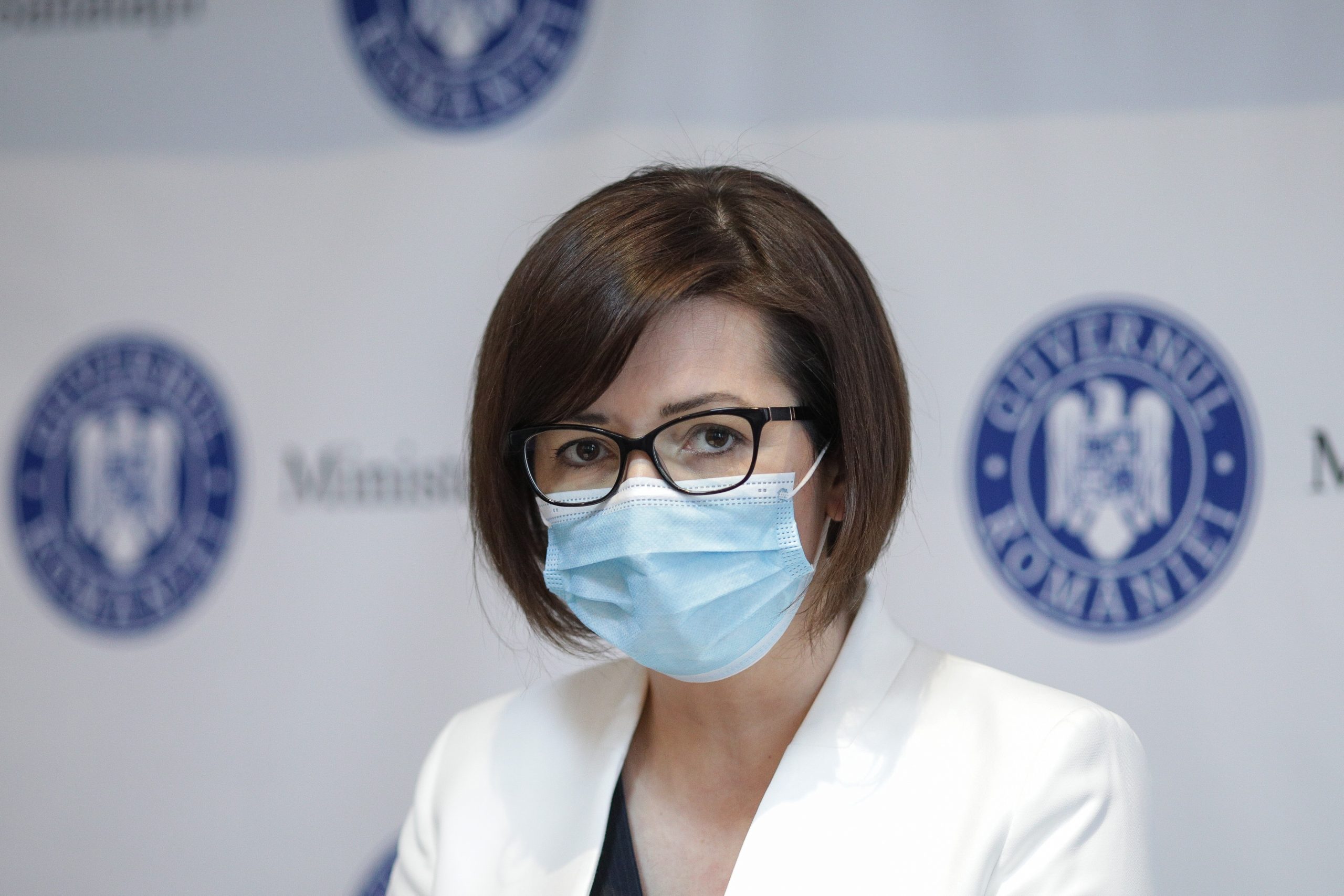 Renunțarea la măști în spațiile deschise din România. Anunțul ministrului Ioana Mihăilă