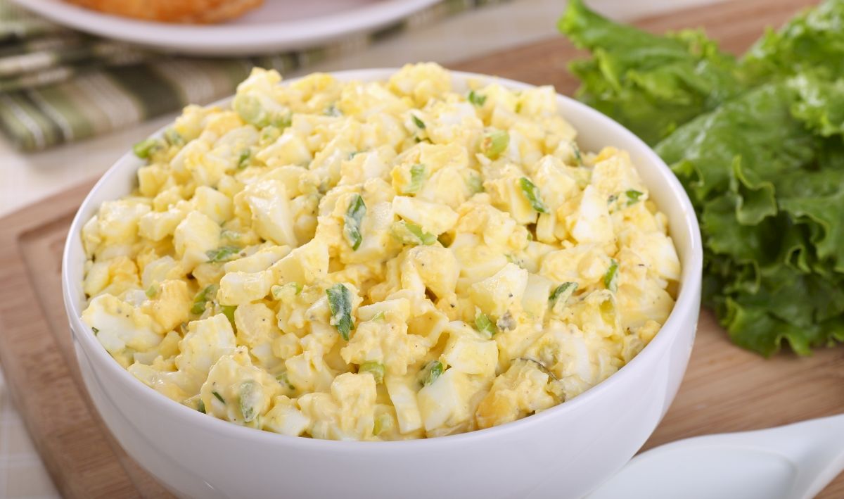 Salata de oua cu ceapa si usturoi verde