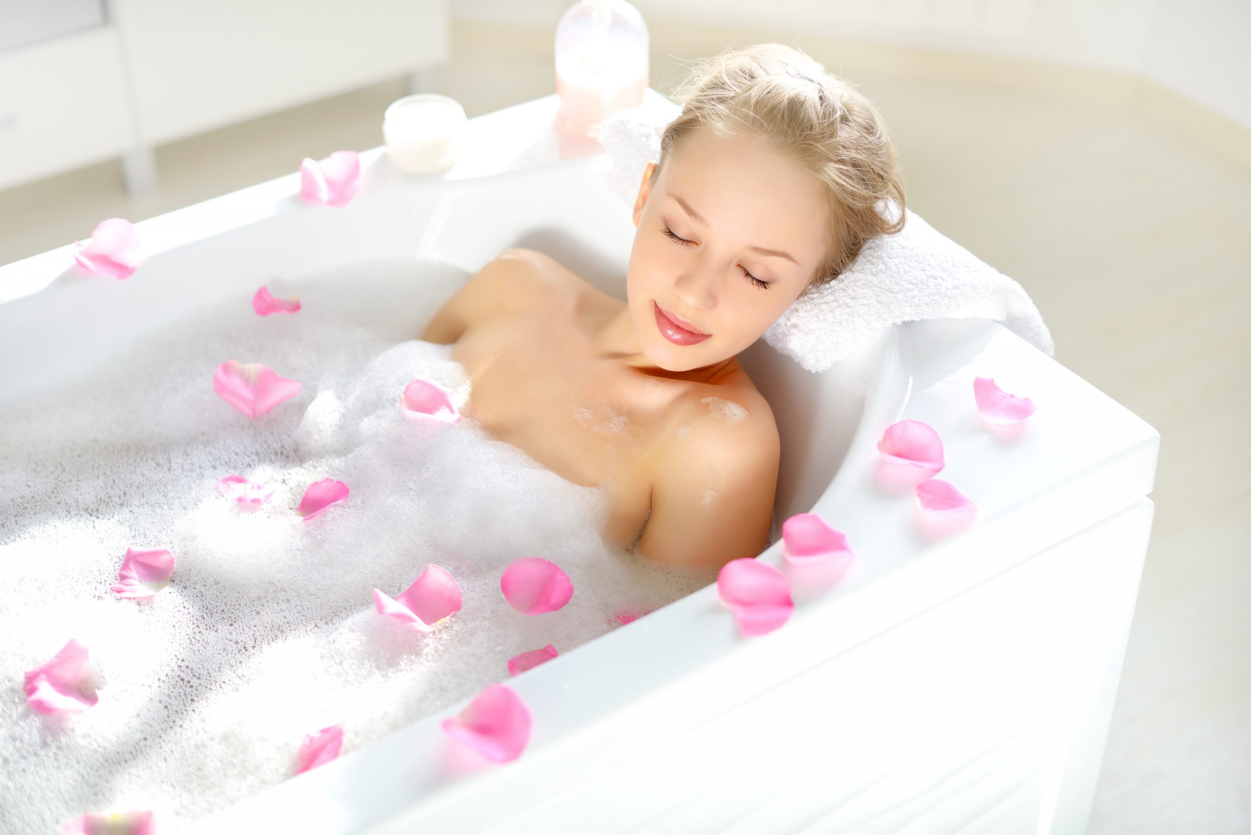 Apa de trandafiri este ideala pentru o baie relaxanta