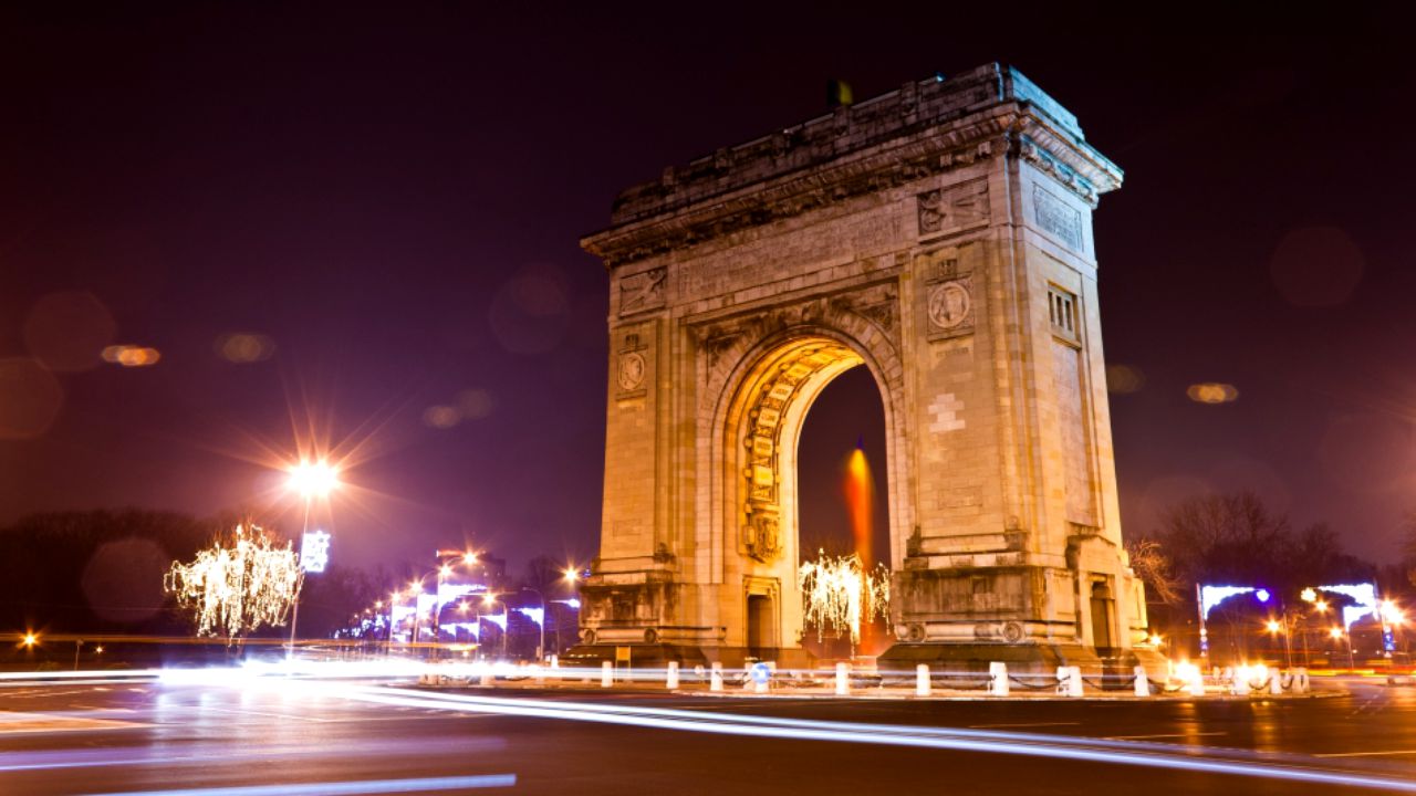 Ce inscripții cuprinde Arcul de Triumf din București