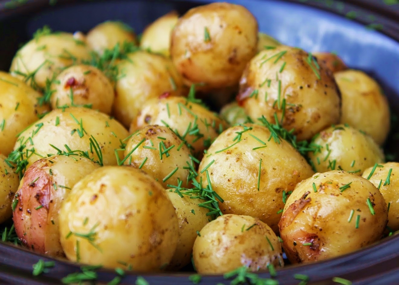 Cartofi noi la cuptor, cu marar si usturoi