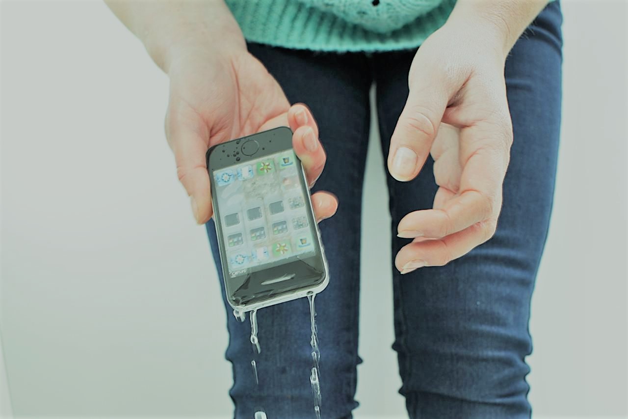 Ce e bine să faci, dacă scapi telefonul în apă. 12 pași esențiali de urmat
