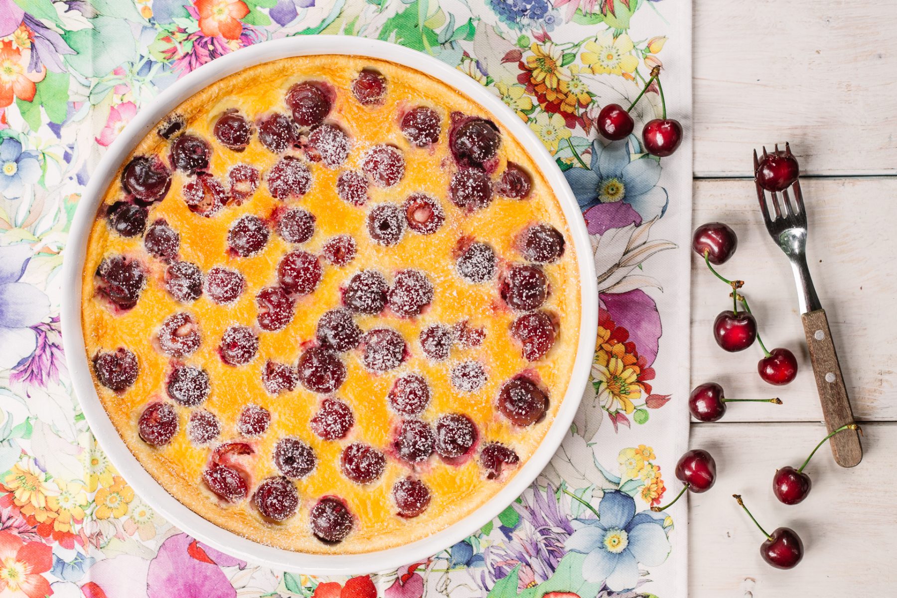 Clafoutis cu cireșe. Prăjitura franțuzească, extrem de ușor de preparat. Ai nevoie de câteva ingrediente banale