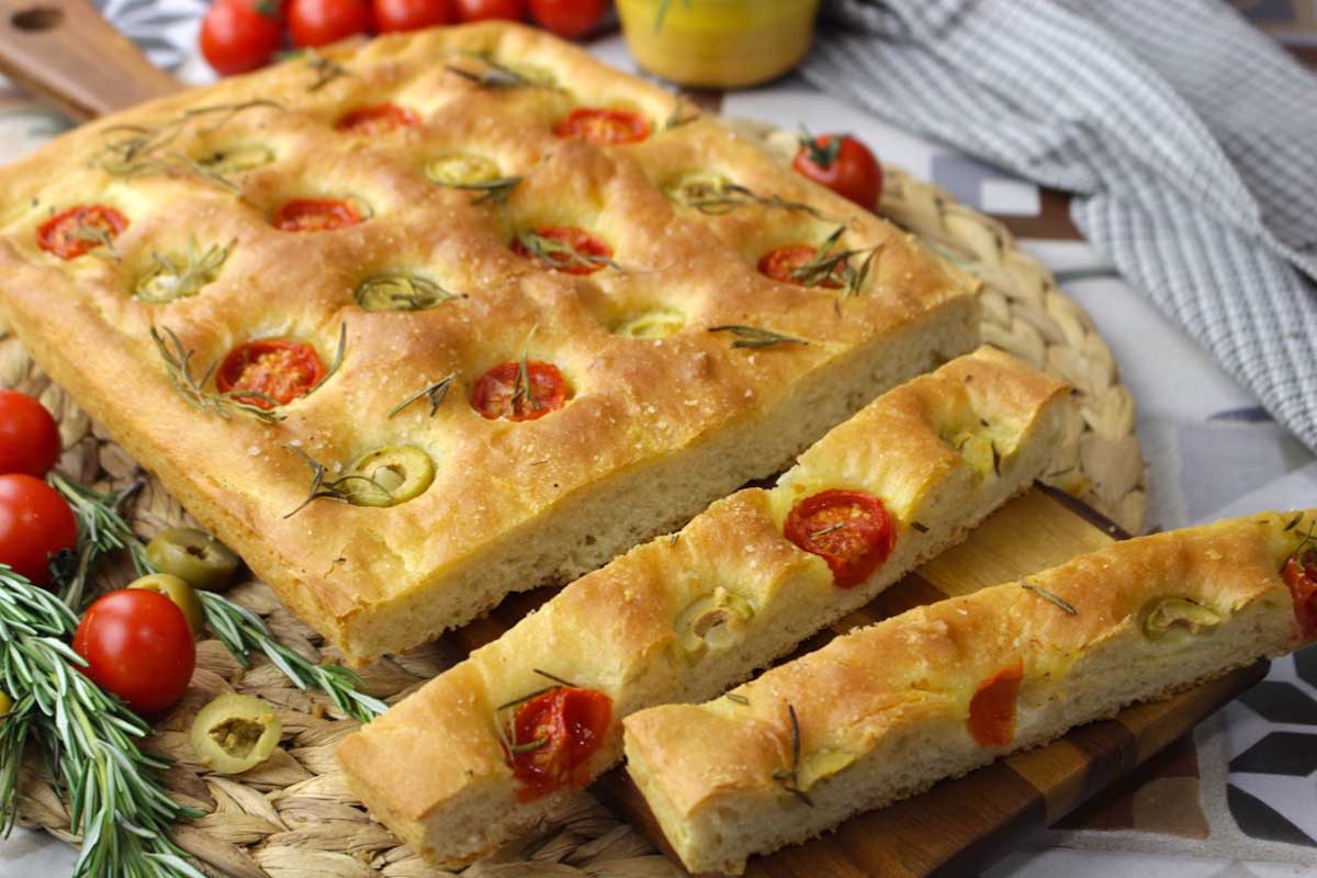 Cum faci acasă focaccia cu roșii cherry și rozmarin. Trucul secret pentru un gust minunat. De ce ingrediente banale ai nevoie