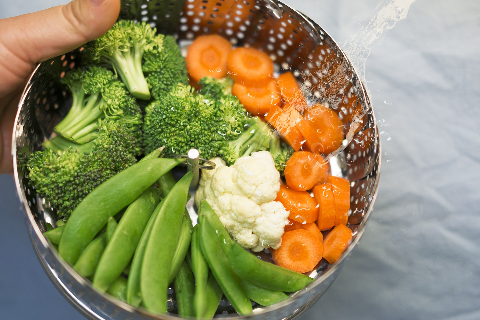 Cum poti gati legume ca broccoli si morcovi la abur, fara sa ai o tigaie speciala