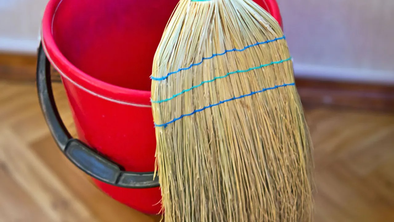 De ce nu e bine să duci gunoiul noaptea