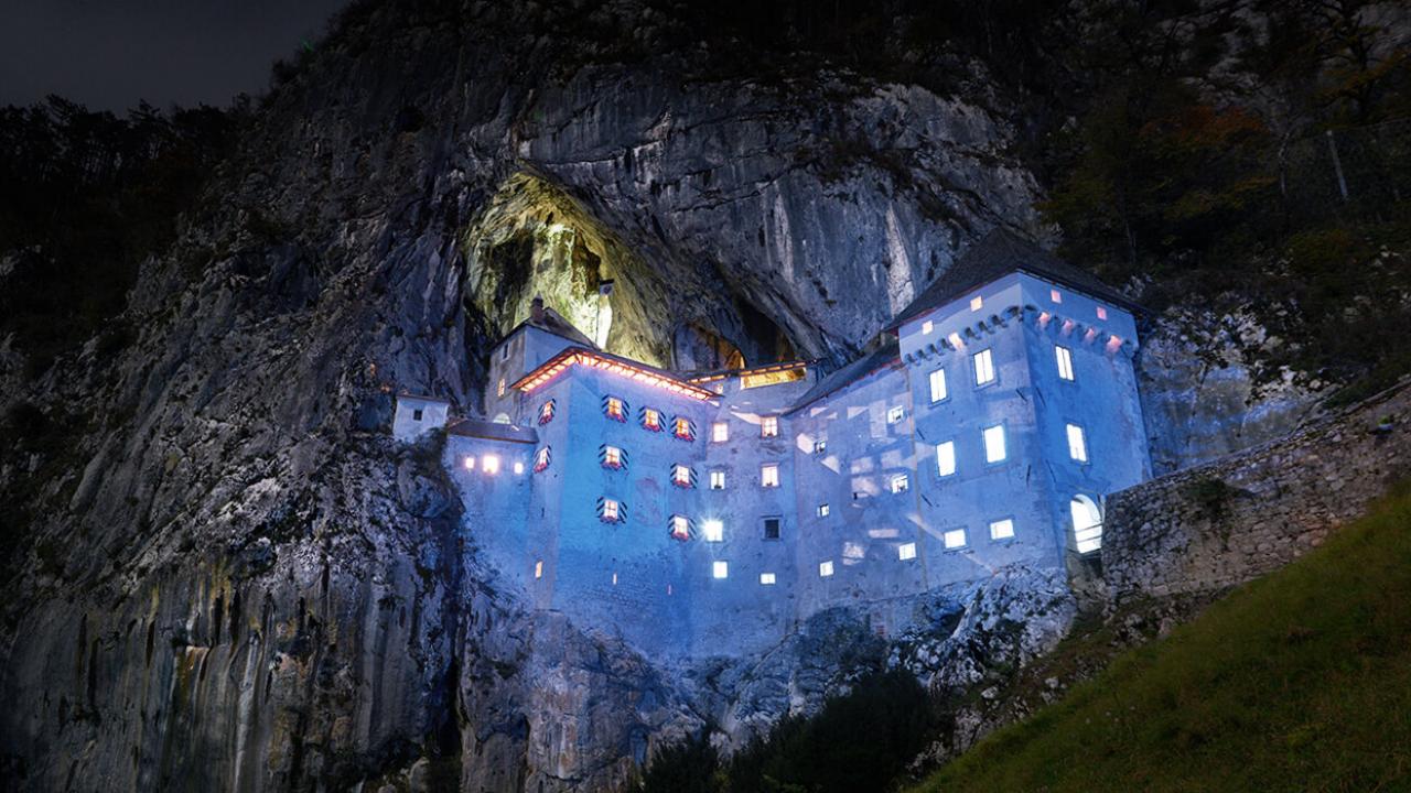 Castelul Predjama, impresionanta fortăreață realizată într-o gură de peșteră
