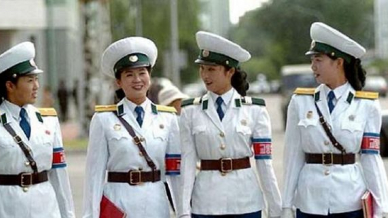 În acest loc din lume, polițistele ies la pensie la 26 de ani