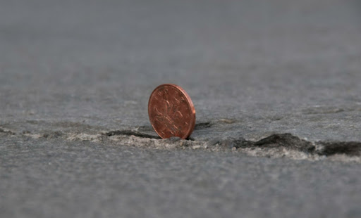 Ce înseamnă dacă găsești bani, pe stradă, care au cifra 10. Sigur nu bănuiai asta!