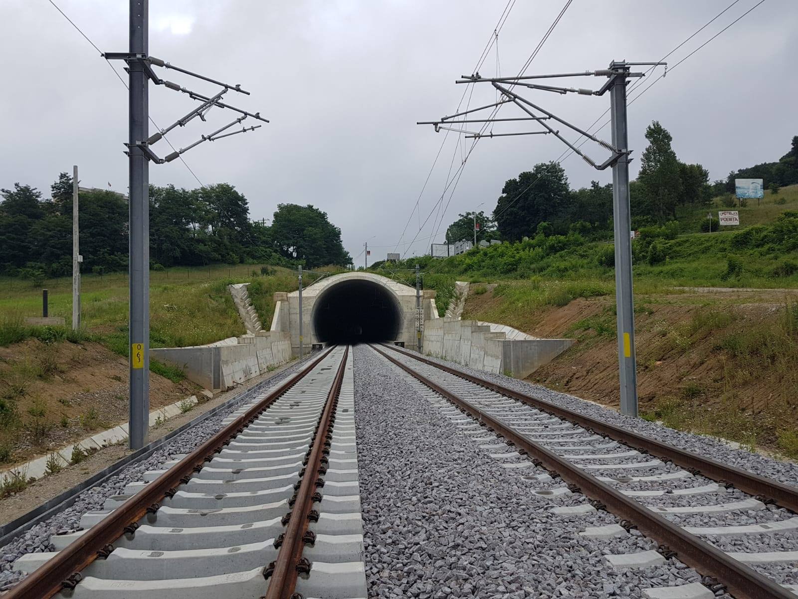 Motivul pentru care sunt pietre pe calea ferată. Acesta este de fapt rolul lor