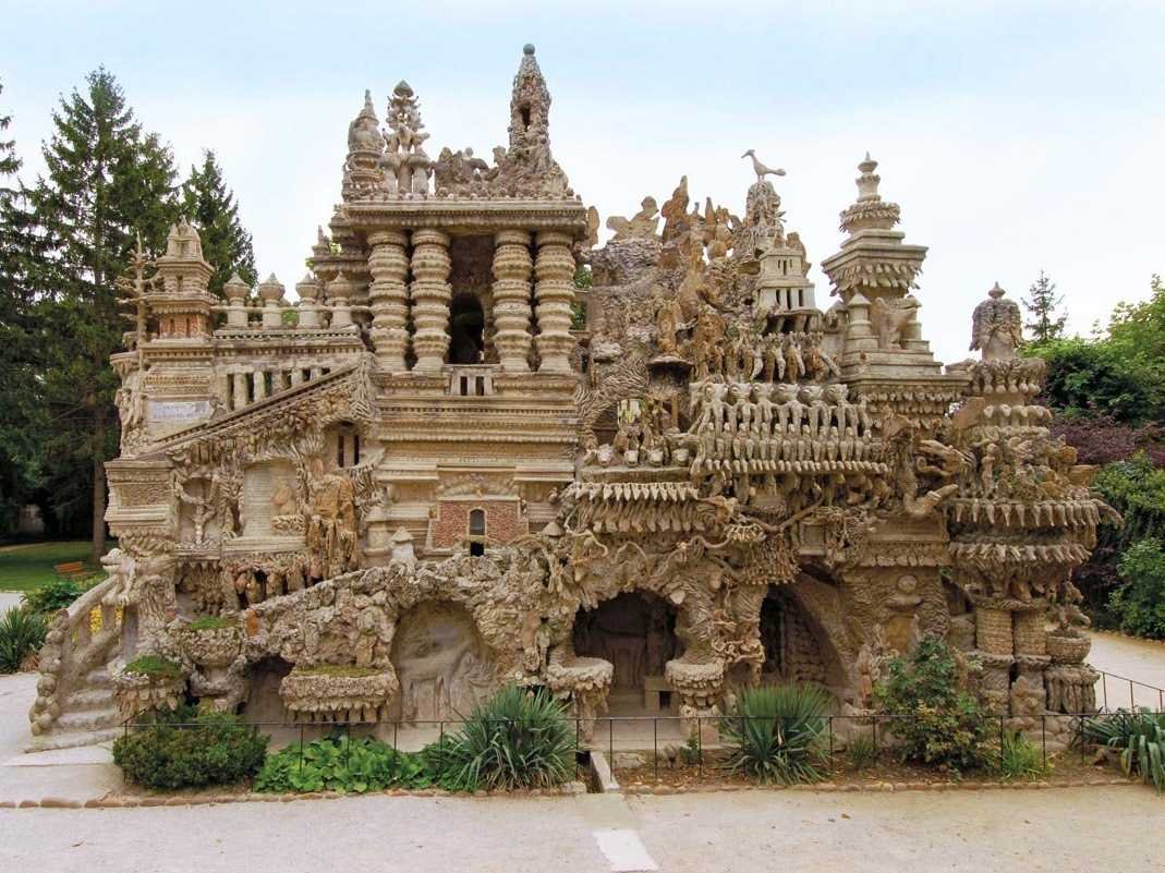 Poștașul care a construit un palat, în 33 de ani, cu pietre adunate de pe drum