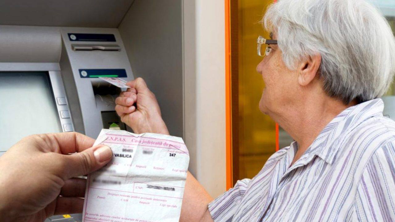 Pensii 2021. Ce schimbări apar pentru românii care iau pensia pe card