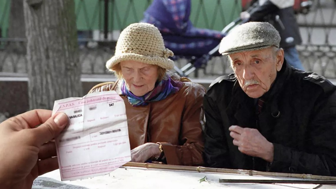 Ce schimbări apar pentru pensionarii românii care primesc pensia pe card