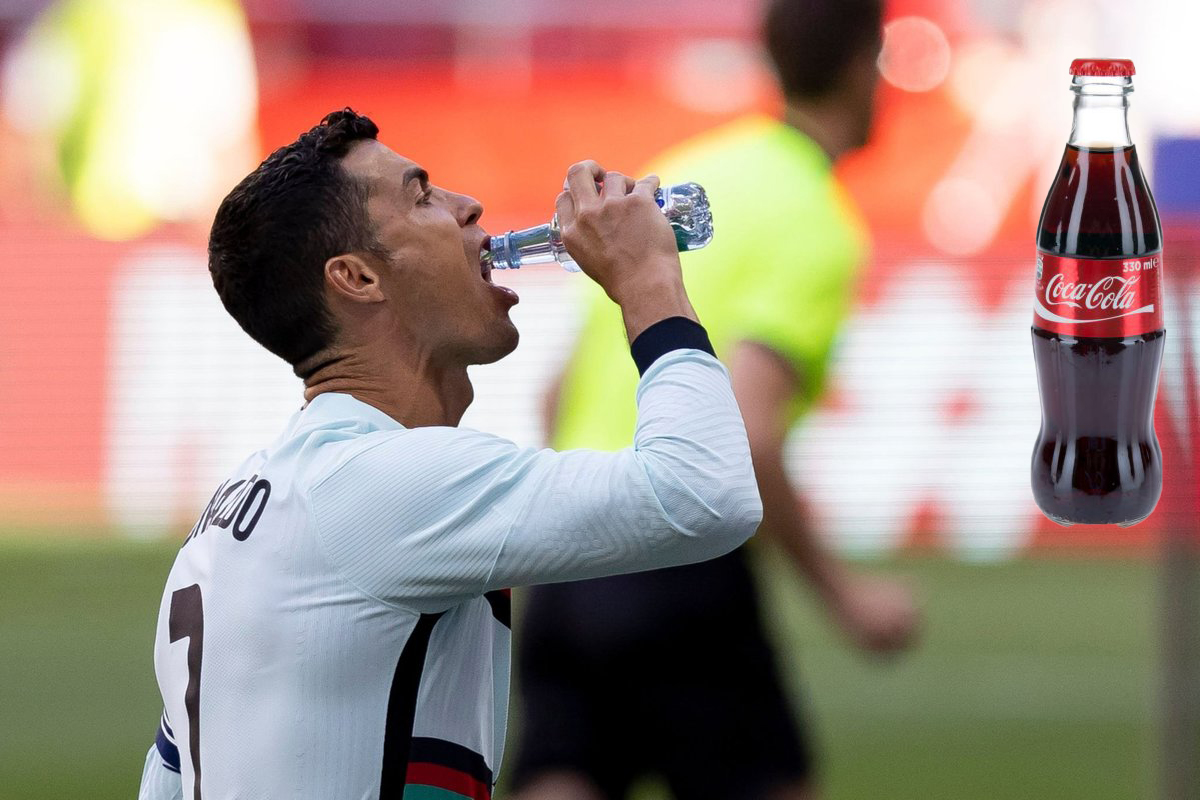 Господин спонсор. Роналду и Coca-Cola. Кристиано Роналдо пьет пиво. Cristiano Ronaldo Coca Cola. Криштиану Роналду пьет.