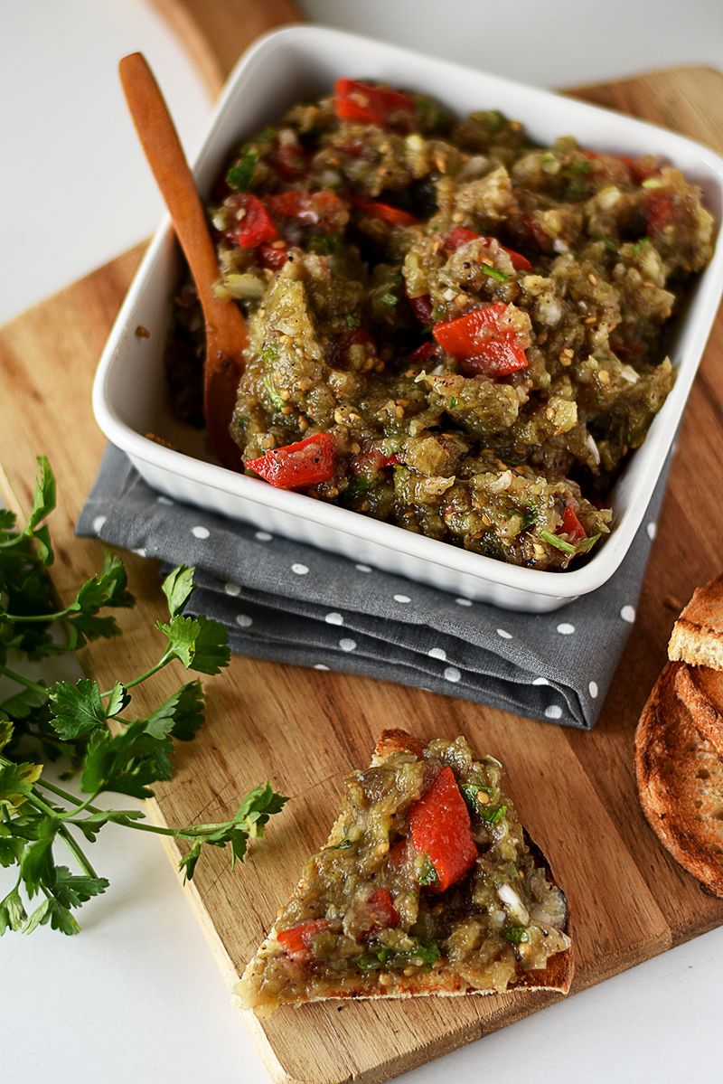 Salată de vinete cu dovlecei și ardei copți