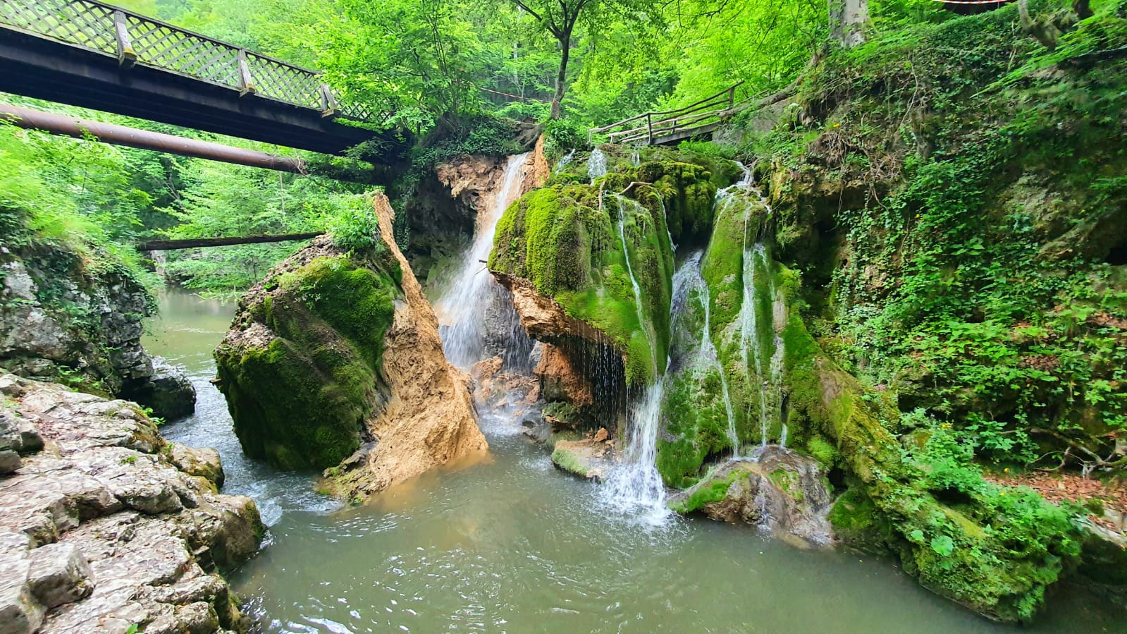 Cascada Bigăr, unul dintre cele mai frumoase obiective turistice din România, s-a prăbușit