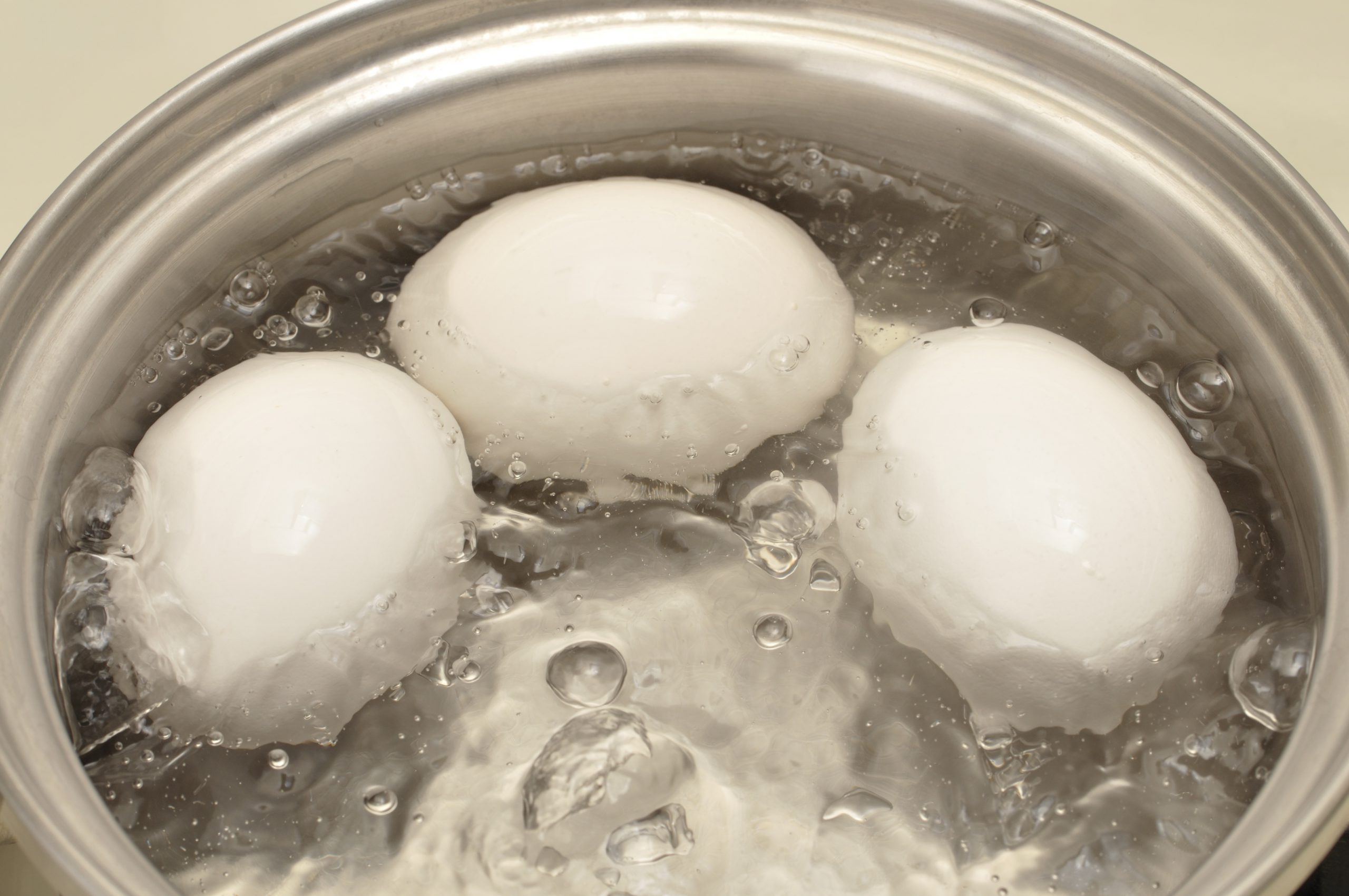 Сварить яйца в холодной воде. Яйца кипят. Яйца варятся. Кипение яиц в воде. Яйца в кипящей воде.