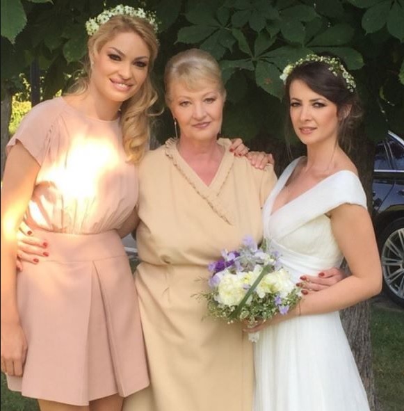 Valentina Pelinel și sora, alături de mama lor