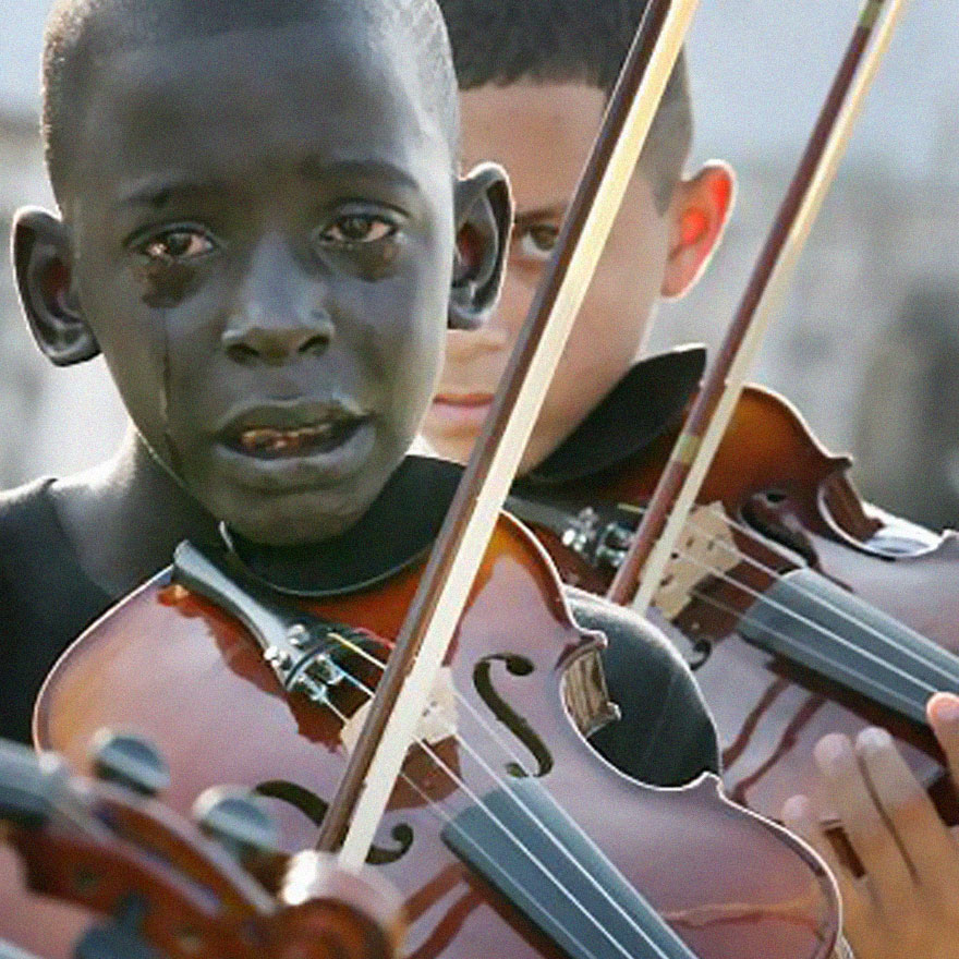 Băiat care cântă la vioară la mormântul profesorului